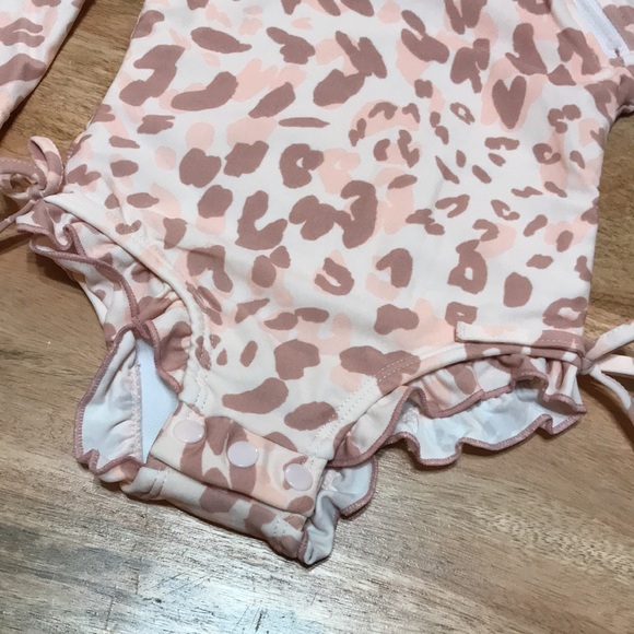 Jessica Simpson one piece leopard long sleeve bathing suit - Picture 2 of 9